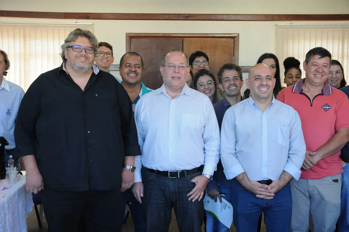 André Cunha, presidente do Sinpro (à esq.), e Nicolás Mejía, superintendente do Grupo Folha de Londrina, durante a formalização da parceria