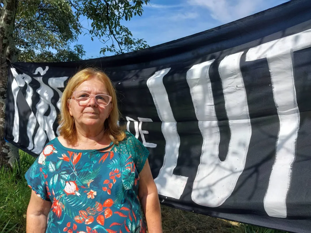 “Foram 50 tiros de fora para dentro [do carro], nenhum de dentro para fora. Prometi para o meu neto no caixão que não ia deixar no esquecimento a morte dele”, afirma Maria Lopes de Melo