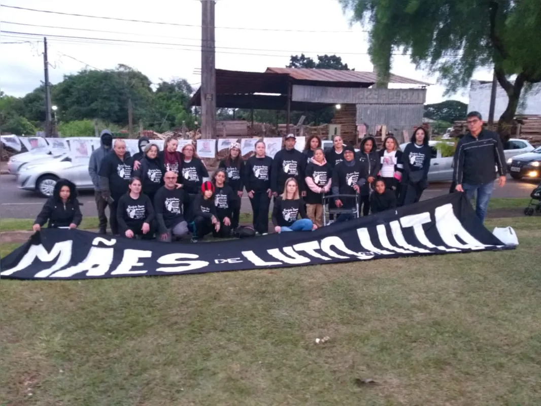Imagem ilustrativa da imagem Famílias de jovens mortos em confrontos fazem protesto