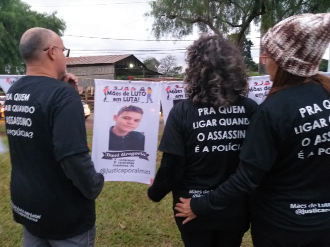 Imagem ilustrativa da imagem Famílias de jovens mortos em confrontos fazem protesto