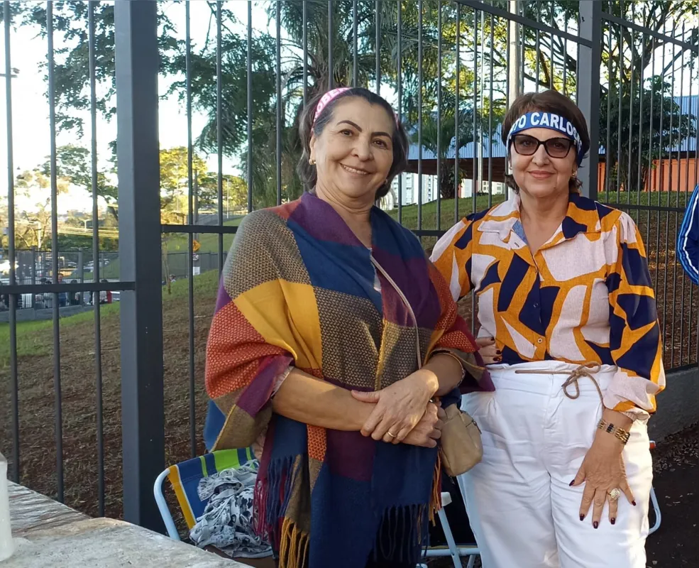 Ana Maria da Costa e  Helenice Roberto Santana: desde o meio-dia na fila