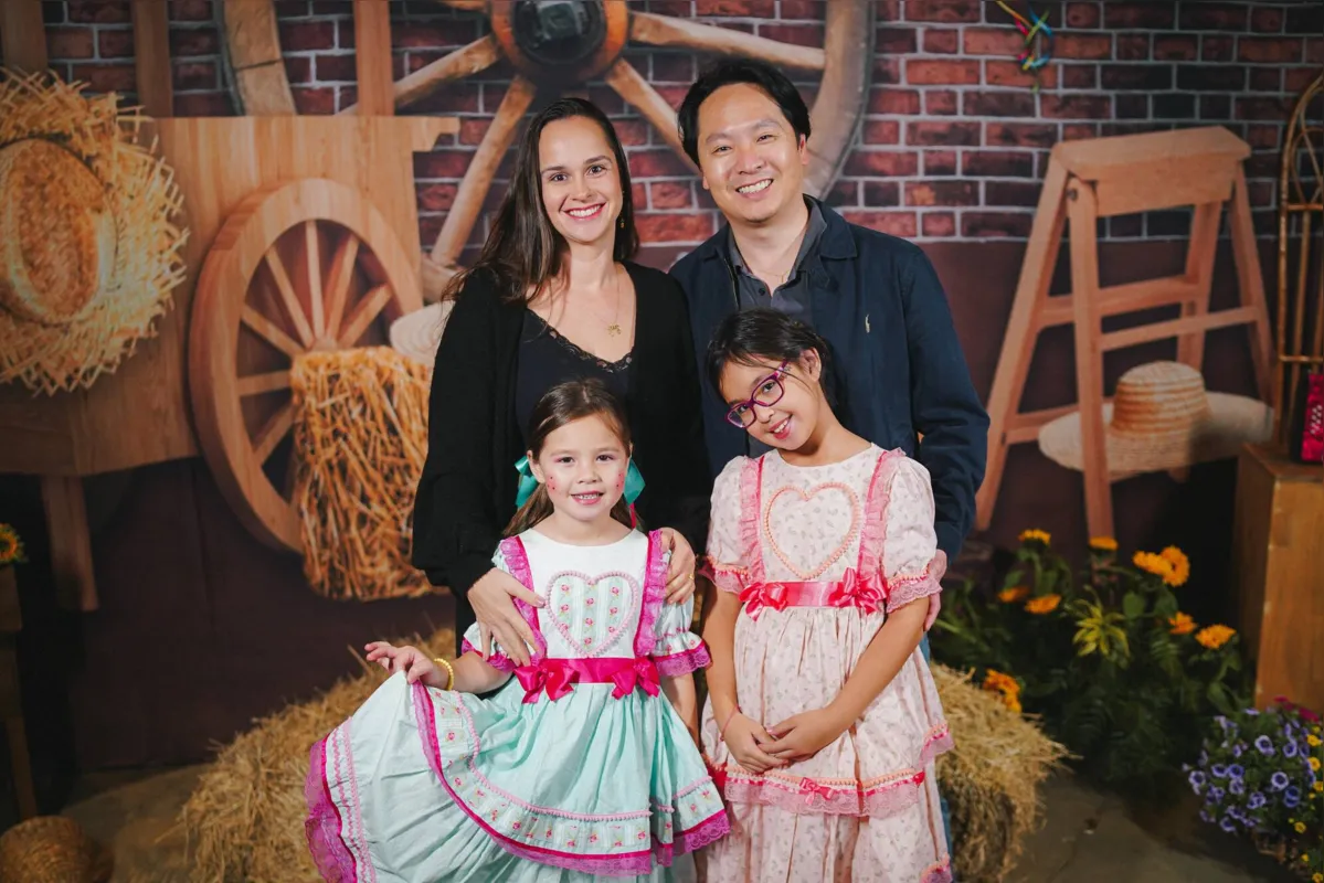 Dr. Leonardo Oba com a esposa, Juliana, e as filhas Gabriela e Luisa