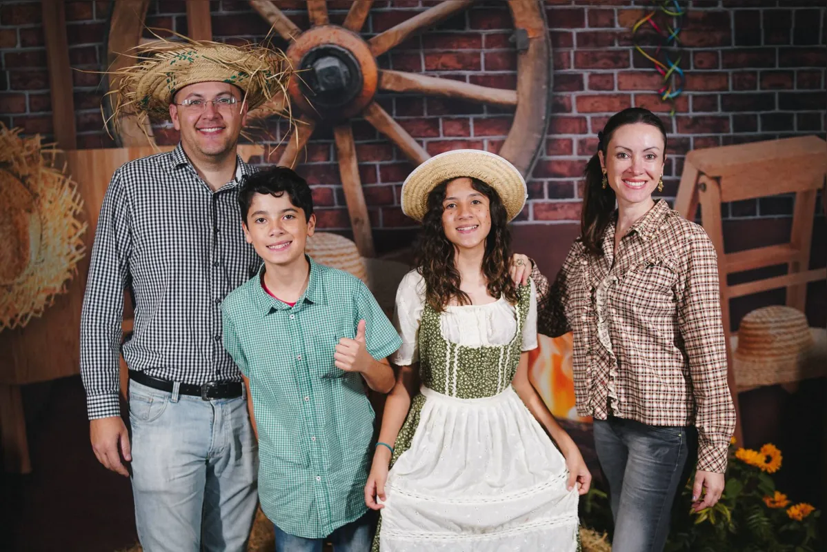 Dr. Gustavo de Assis Gobetti com a esposa, Suellen, e os filhos Augusto e Isabella