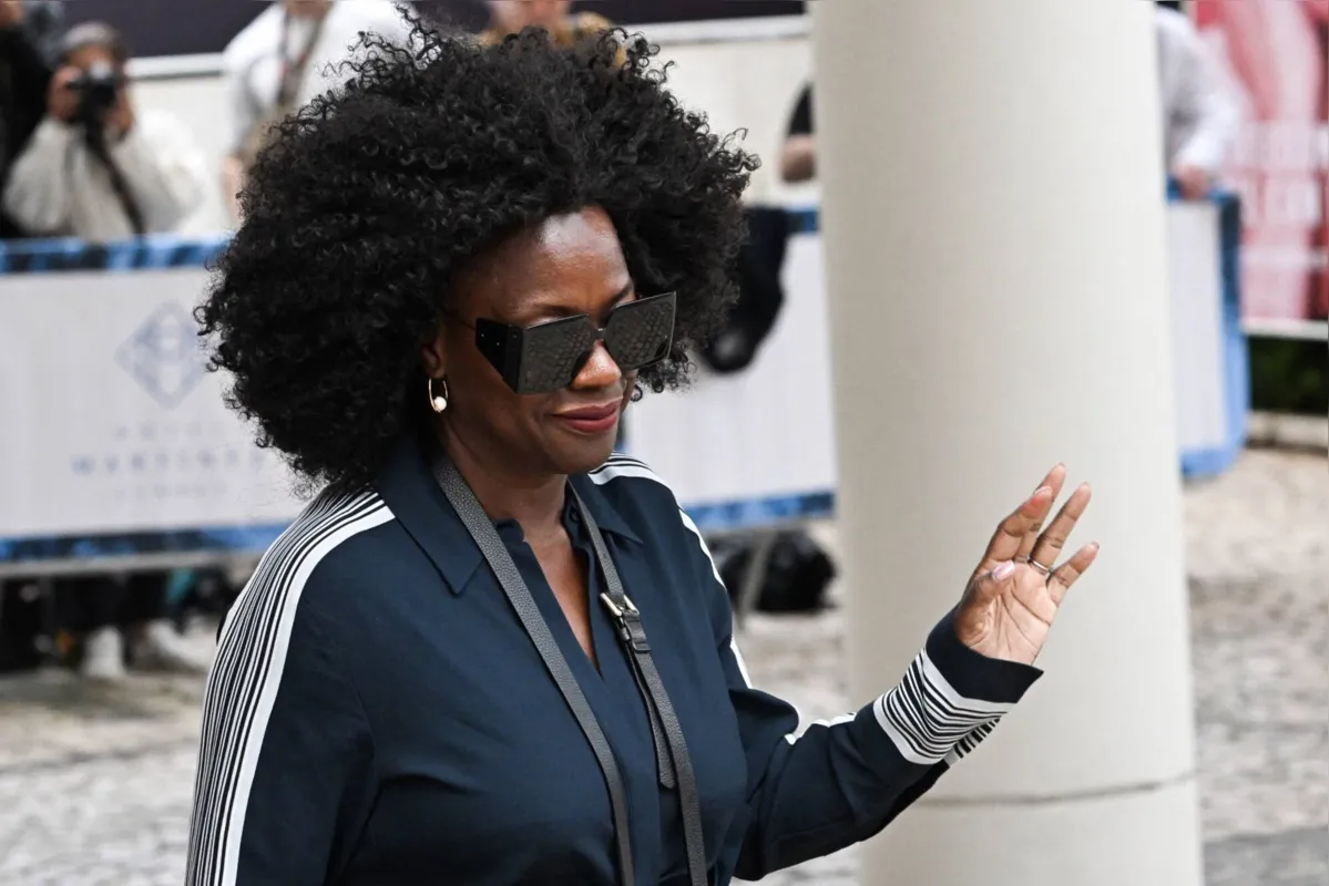 A atriz norte-americana Viola Davis acena para o público francês