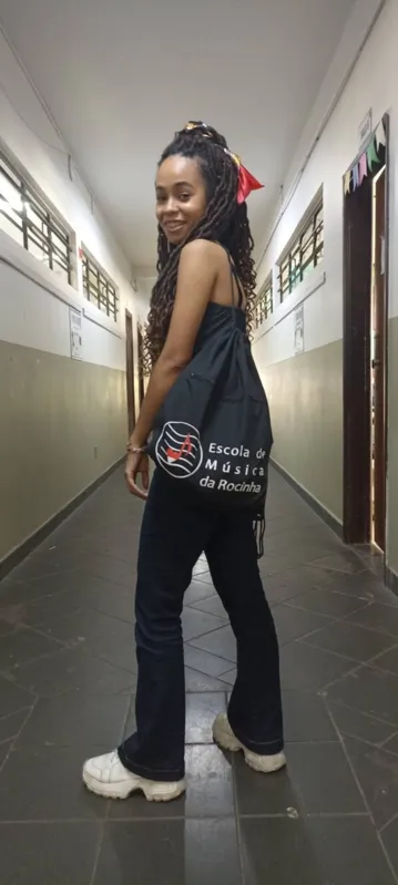 Sâmela Silva, 26 anos, cantora atua em dois projetos sociais no Rio de Janeiro