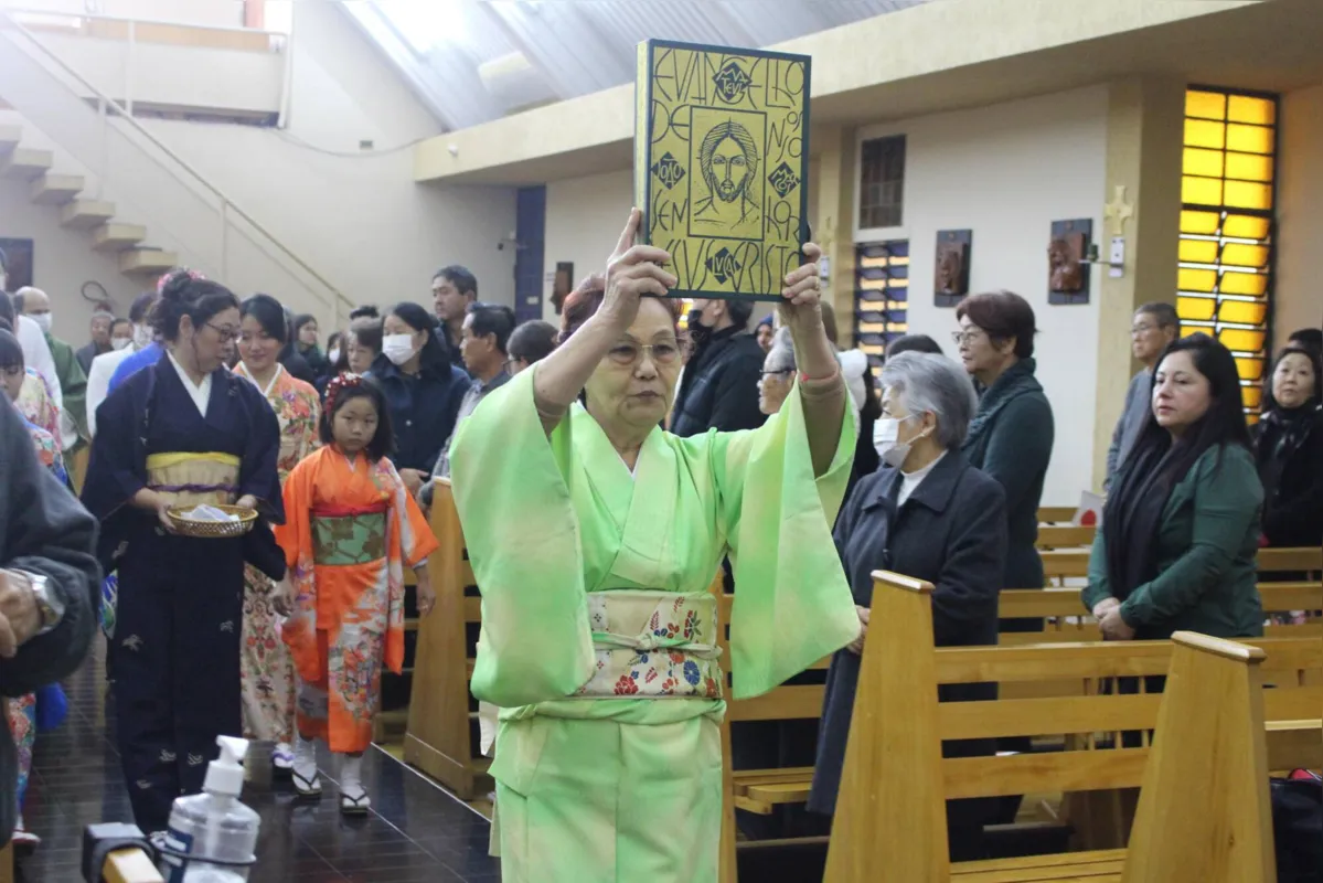 A missa  foi celebrada em português com inserções em japonês, como a leitura bíblica e os cantos