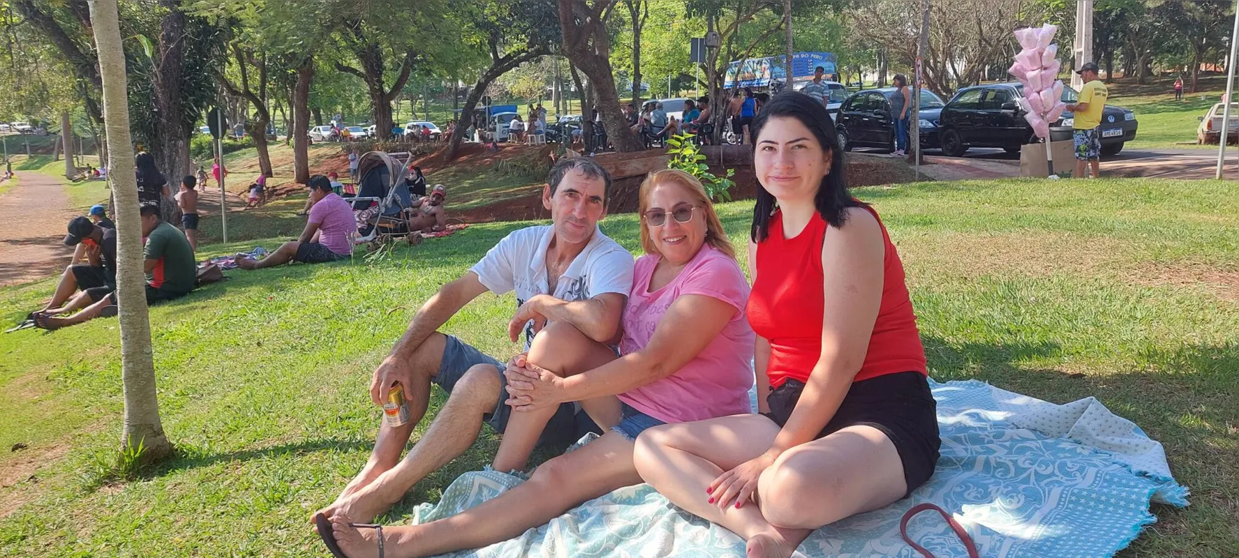 O casal Alzélia Maria e Vilson Vicente e a a filha Camila Teit vieram de Arapongas para aproveitar o dia em Londrina