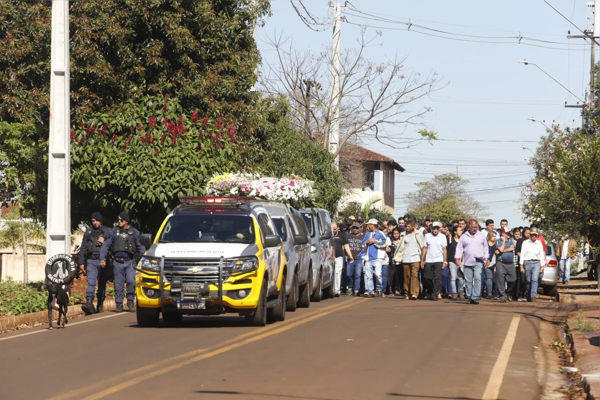 Imagem ilustrativa da imagem Forte comoção marca o enterro das quatro crianças em São Luiz