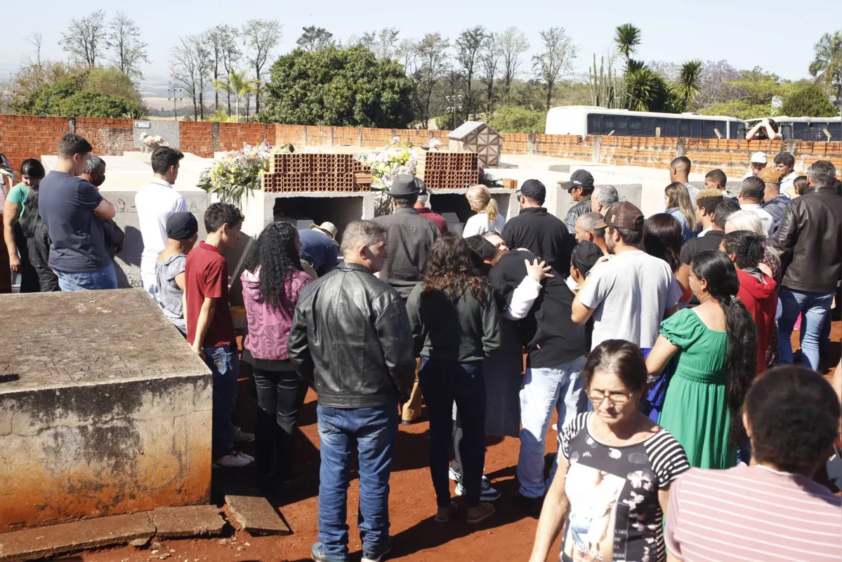 Imagem ilustrativa da imagem Forte comoção marca o enterro das quatro crianças em São Luiz