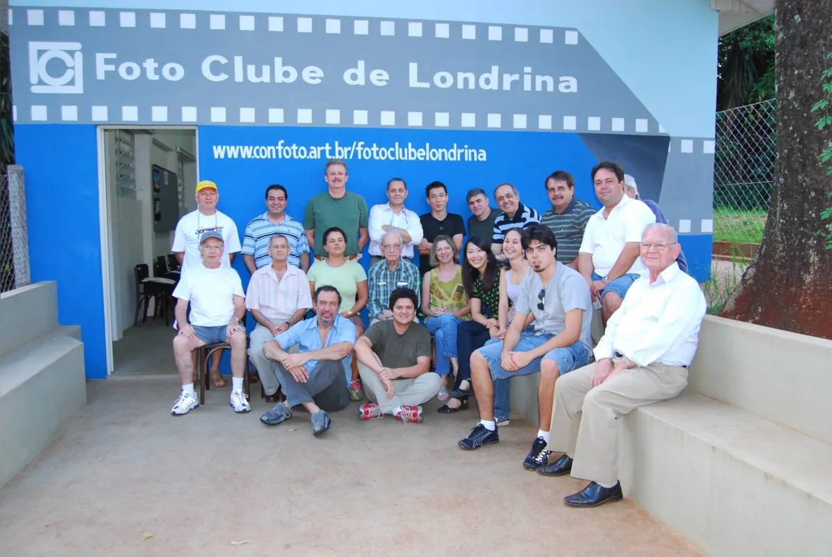 Grupo de fotógrafos em frente à sede do Foto Clube de Londrina: 52 anos de paixão  pela arte de fotografar