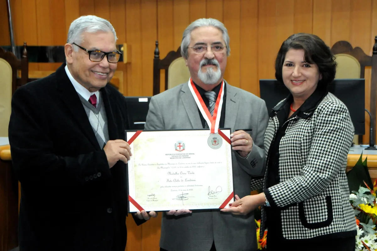 Ruy Cabral, ex-presidente do Foto Clube de Londrina, Manoel Lizieiro, atual presidente, e a vereadora Lenir de Assis