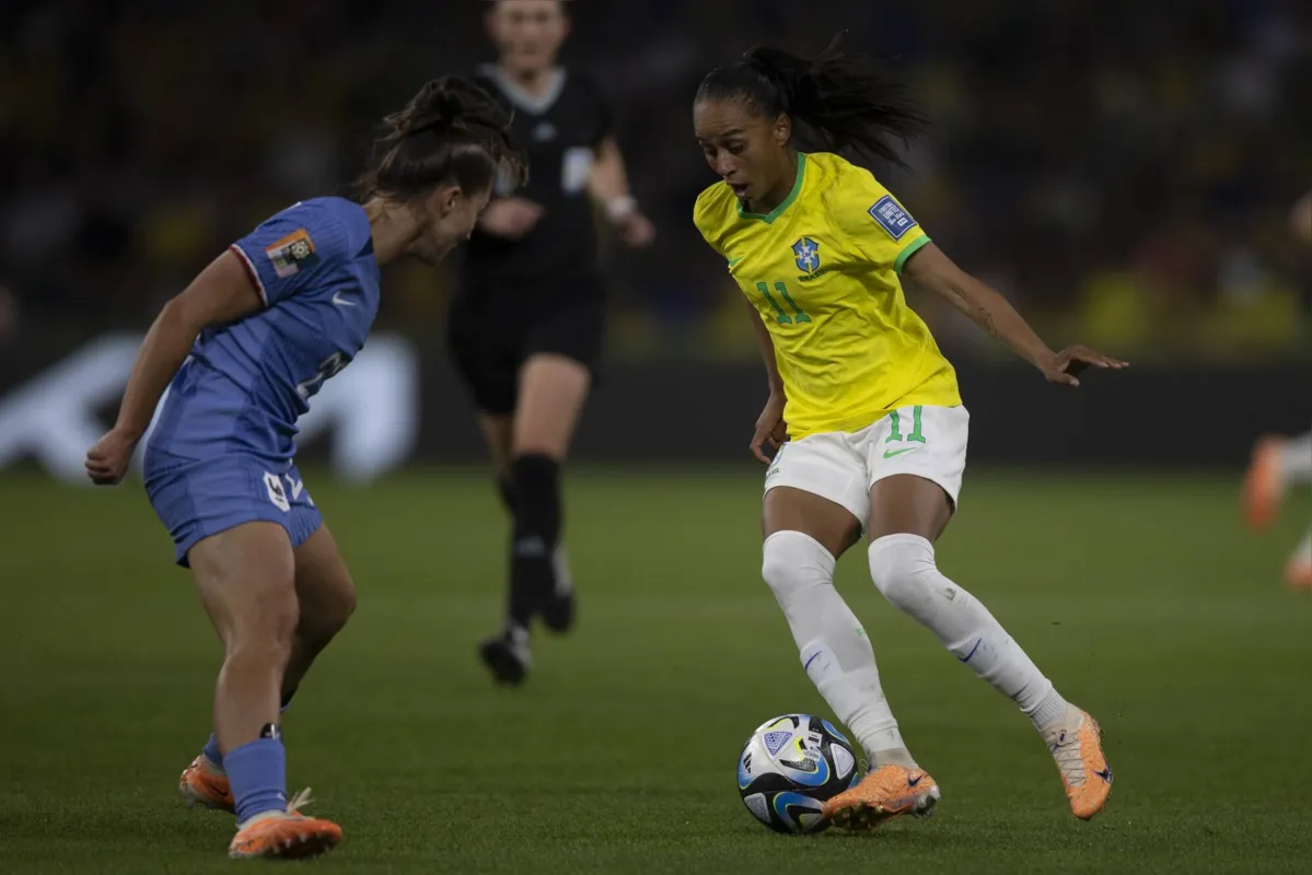 Imagem ilustrativa da imagem França se impõe pelo alto e derrota Brasil na Copa do Mundo feminina