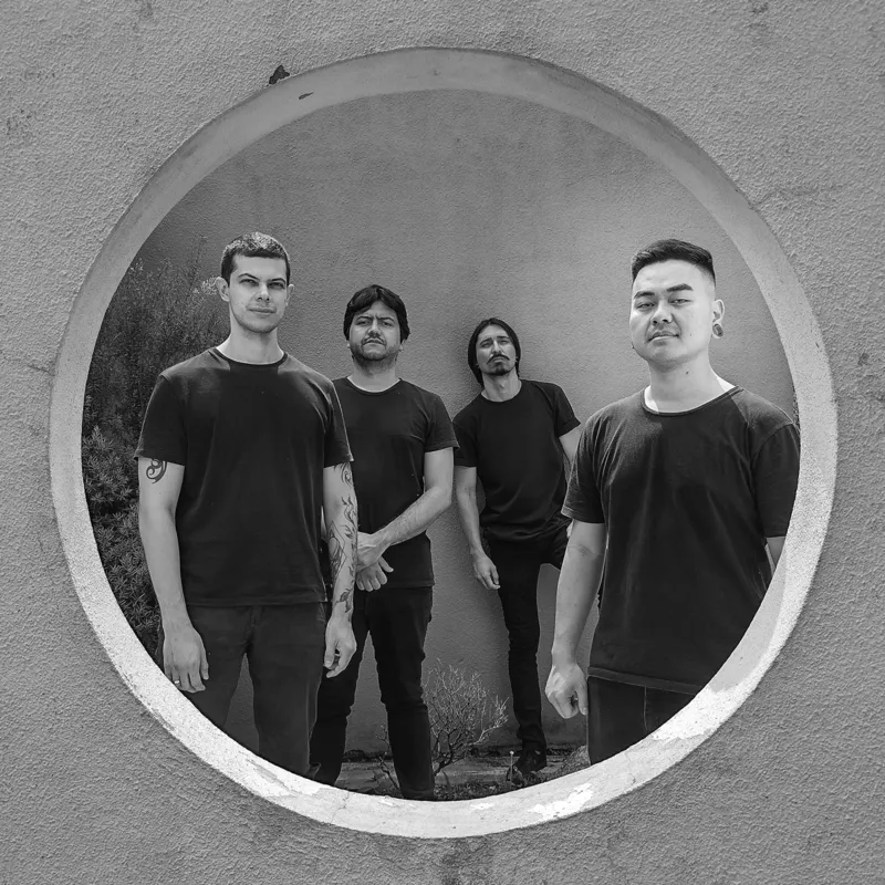 Formado em 2020, o quarteto é formado pelos músicos Lucas Belem (guitarras), Juliano de La Cruz (vocais e letras), Jacques Chiba (bateria) e Silva Leonel (baixo)