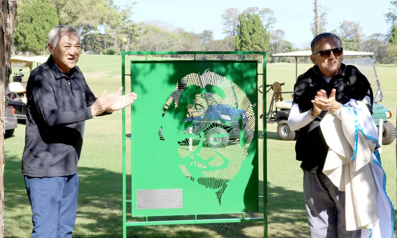 O anfitrião Luis Carlos Miguita com Galvão Bueno durante o descerramento da placa em homenagem ao saudoso doutor Issamu
