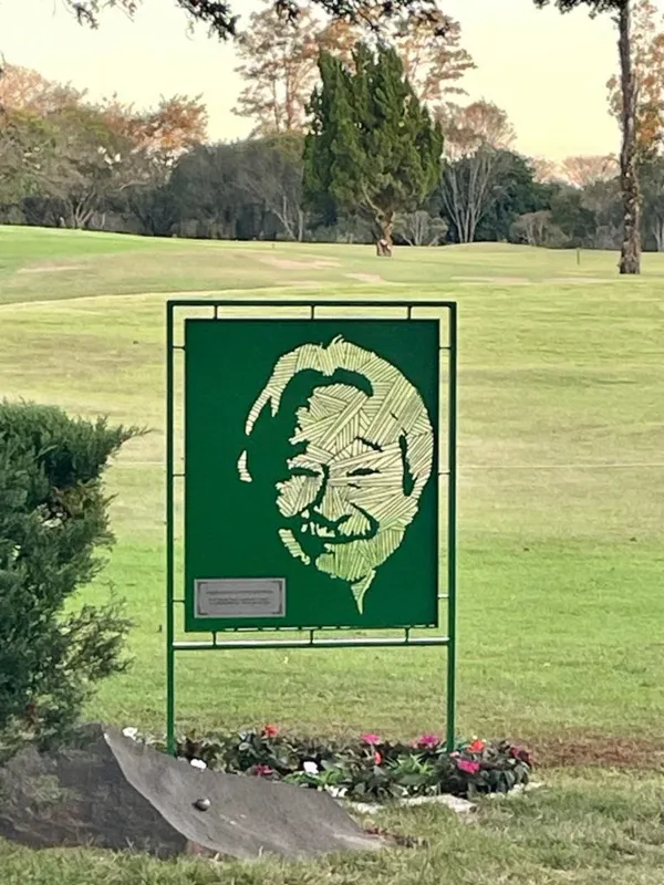 Vale registrar que a placa é uma criação do renomado artista plástico Carlo Sato. O rosto de Issamu aparece nos dois lados e foi feita toda na cor verde porque o médico era palmeirense.