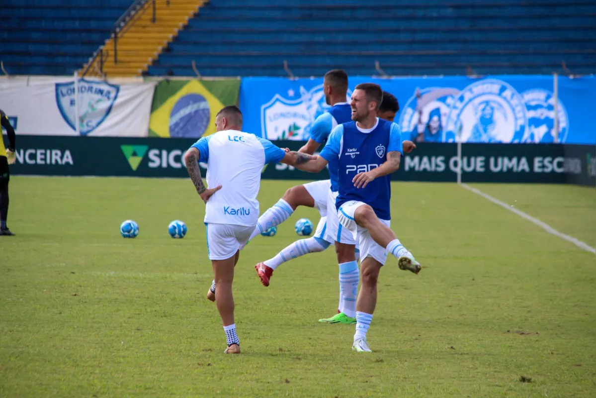 Lateral Ezequiel teve atuação elogiada por Alexandre Gallo; jogador saiu lesionado e é dúvida para a partida em Chapecó