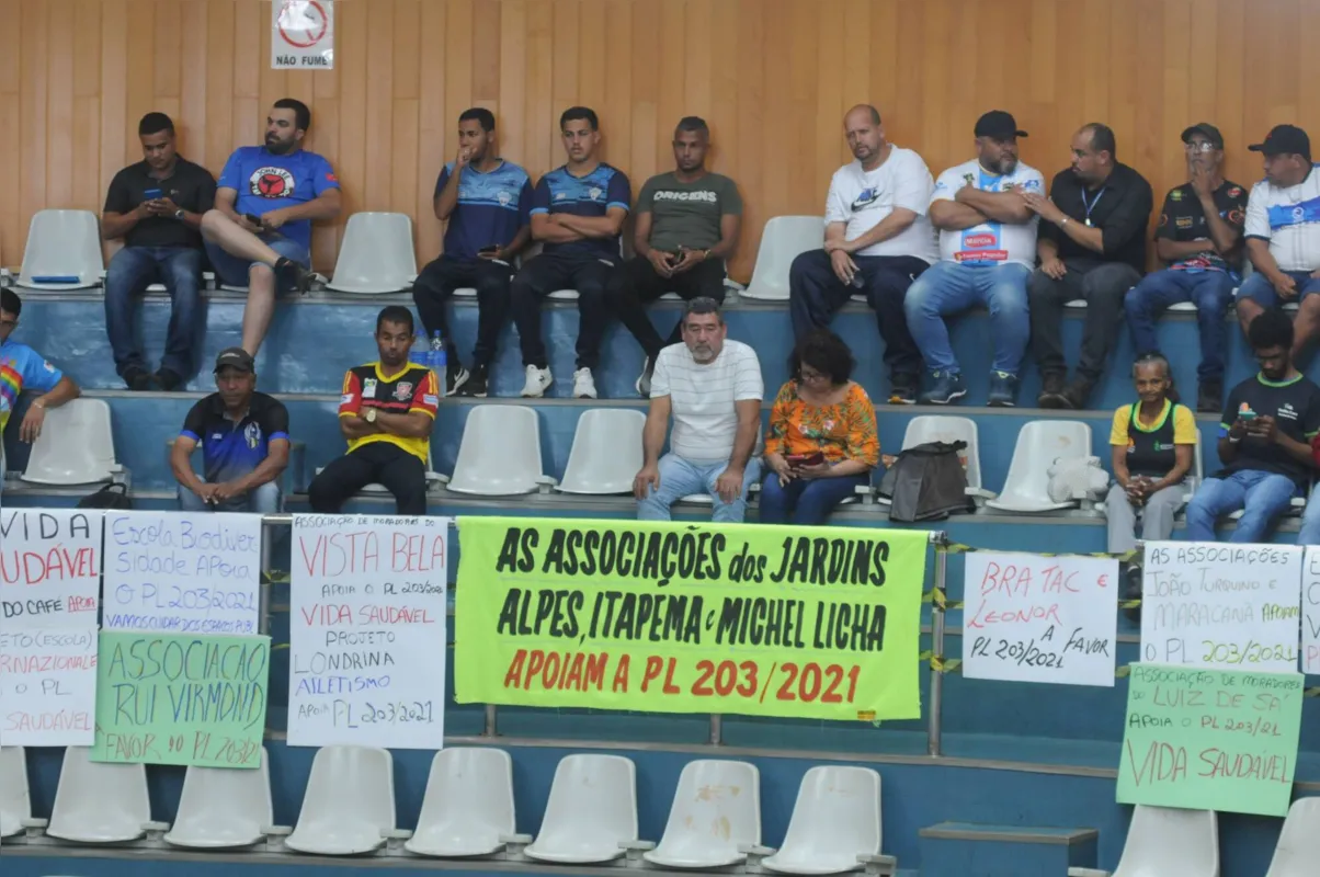 Os defensores da proposta da gestão de espaços públicos levaram cartazes de apoio nas galerias
