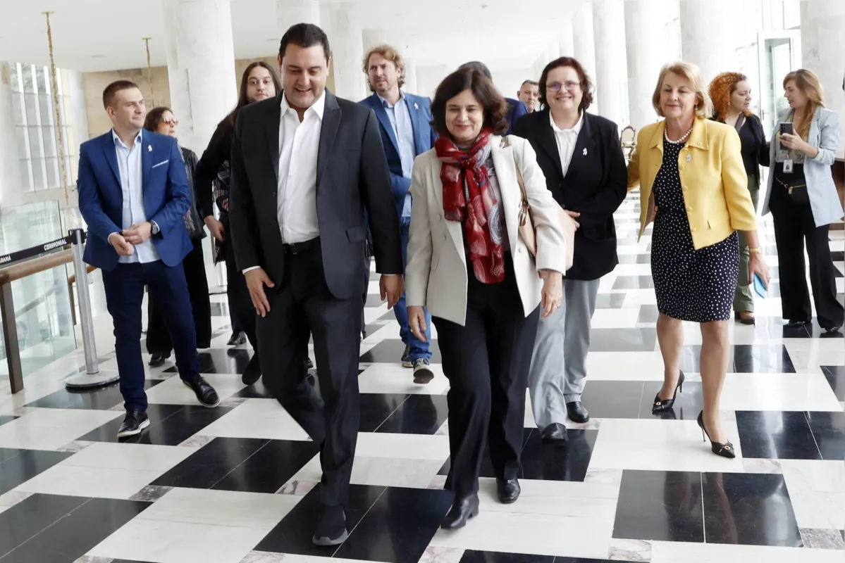 A ministra da Saúde, Nísia Trindade, e o governador Ratinho Junior no Palácio do Iguaçu