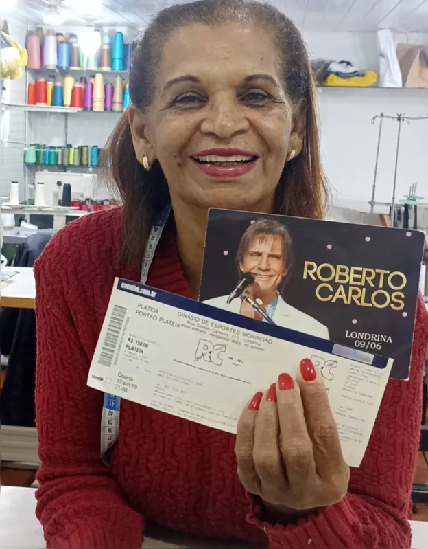 Neuza Lourenço da Silva guarda  os ingressos dos shows de Roberto Carlos de 2016 e2019 em Londrina: "Desta vez não vou por uma questão financeira"