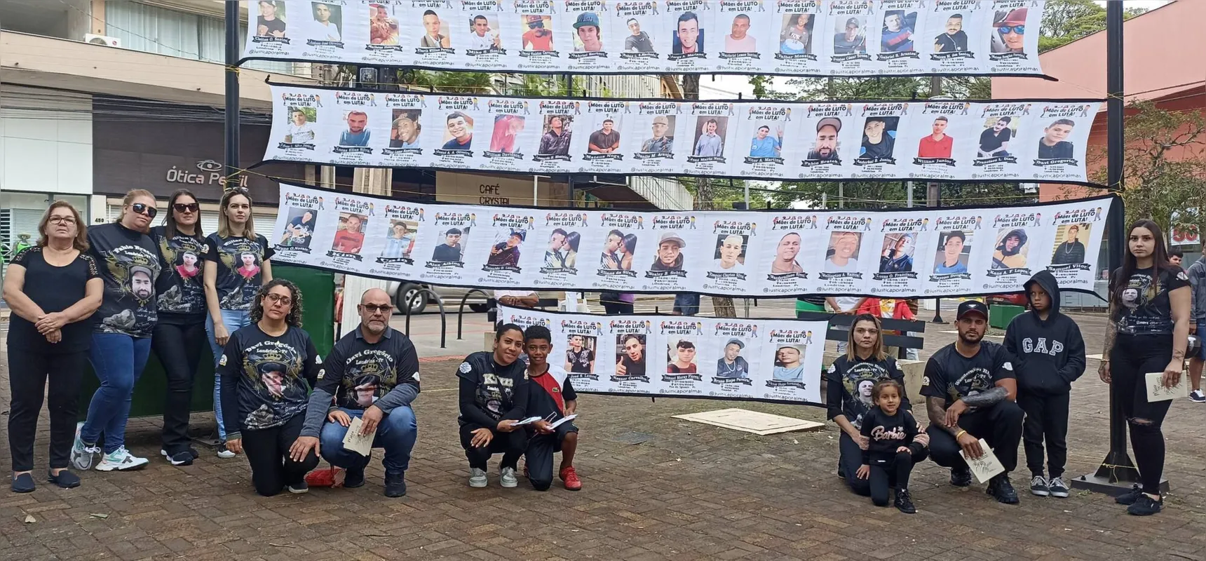 Faixa traz 51 fotografias de vítimas de mortes violentas