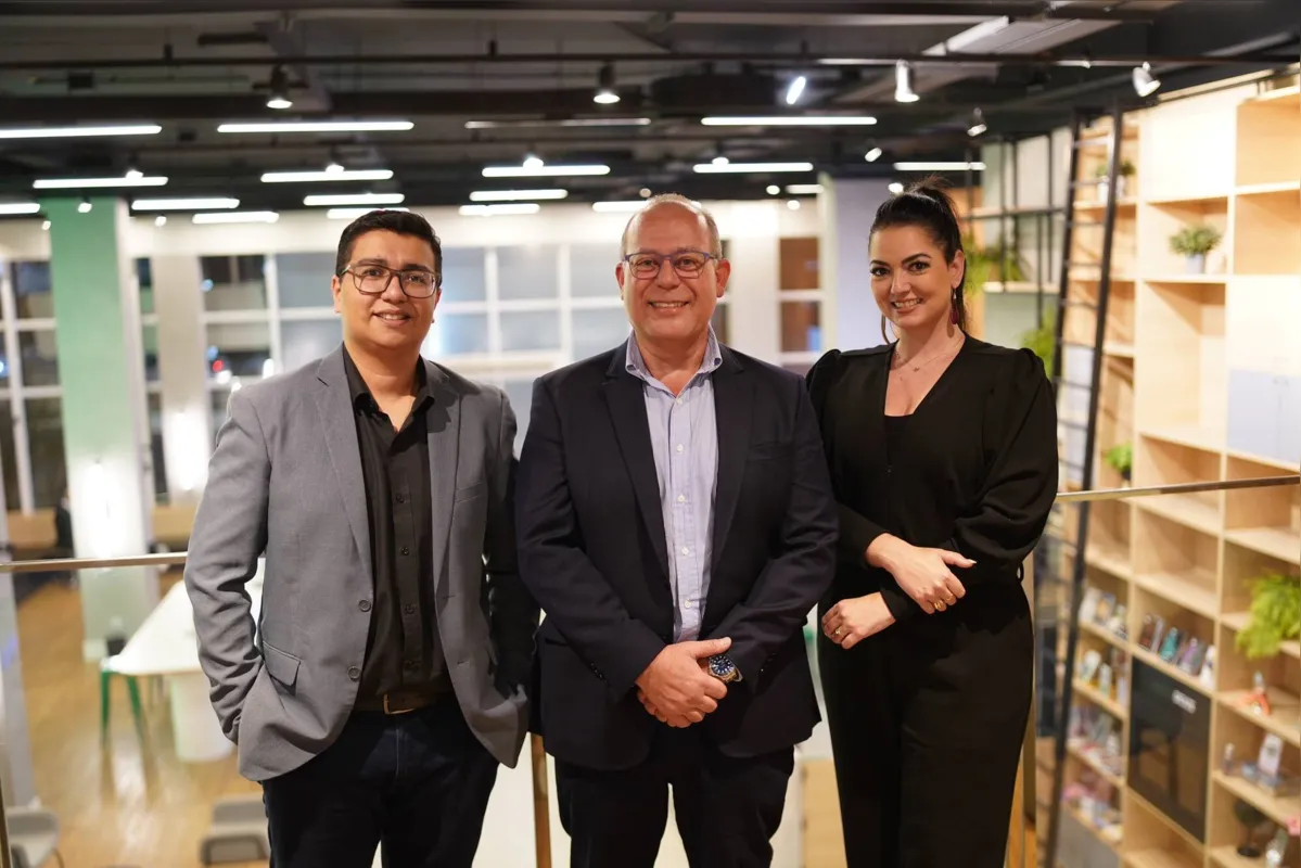 O CEO do Grupo Folha de Londrina, José Nicolás Mejía, entre Marcelo Fantini, gerente PJ agência Londrina Tiradentes da Sicredi Dexis e Heloisa Sandoval, curadora do Espaço Dexis