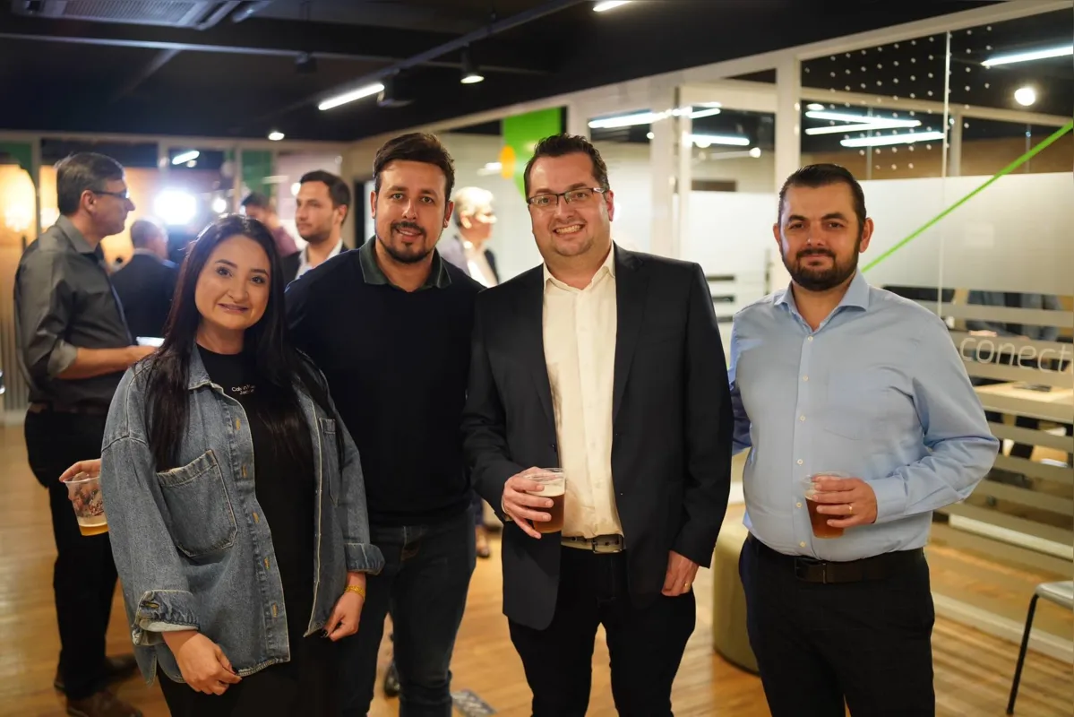 Stephanie Manganaro e Thiago Psibelsky, da Imobiliária Pilartex, com Vanderson Lopes Redon e Wagner Redon, da Imobiliária Inglaterra