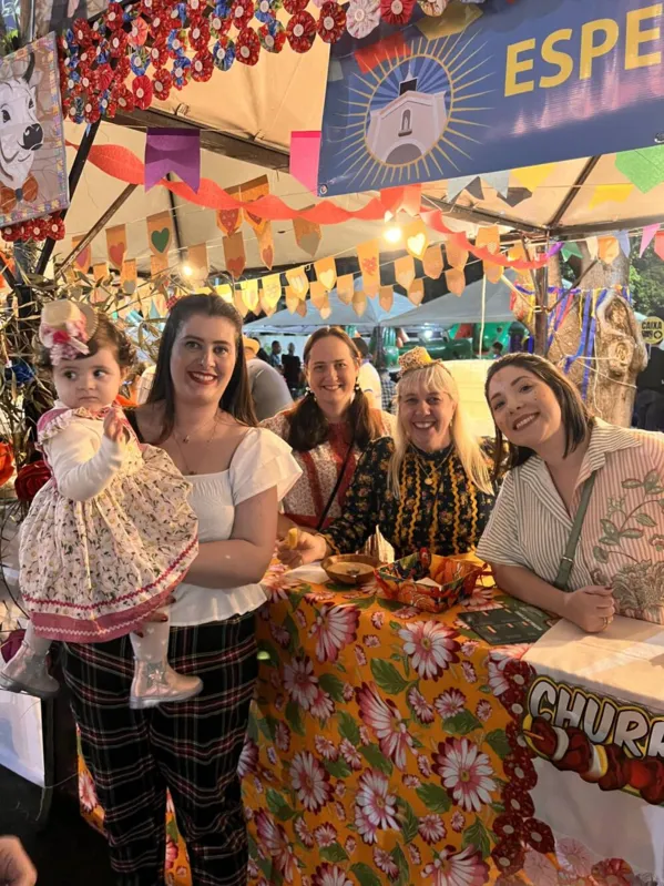 Fernanda Serralvo com a bebê Bianca, Aline Gonçalves, Fatima Santos e Laura Martins