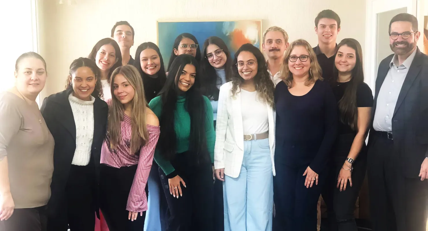 Os anfitriões com a professora homenageada e os alunos do projeto
