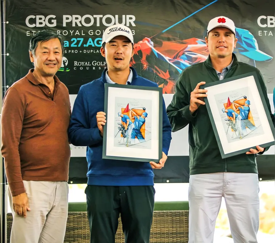 O capitão do Royal Golfe, Milton Ogawa, com a dupla campeã, os profissionais Roberto Lee e Felipe Navarro