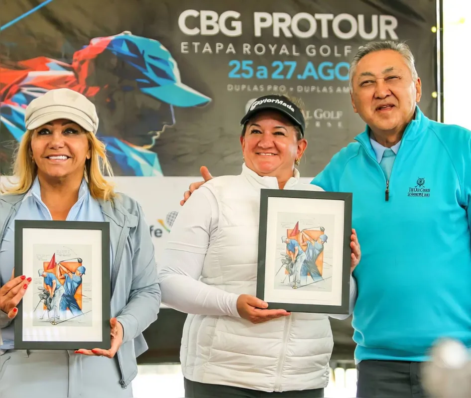 As campeãs Maria Zelia de Oliveira e Oliveira e Janete Tressoldi  com o diretor de golfe do Royal Golf, Luís Carlos Miguita.
