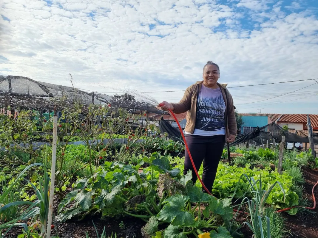 Erlândia Pereira dos Santos  trabalha há 15 anos em uma horta comunitária. Hábitos mais saudáveis