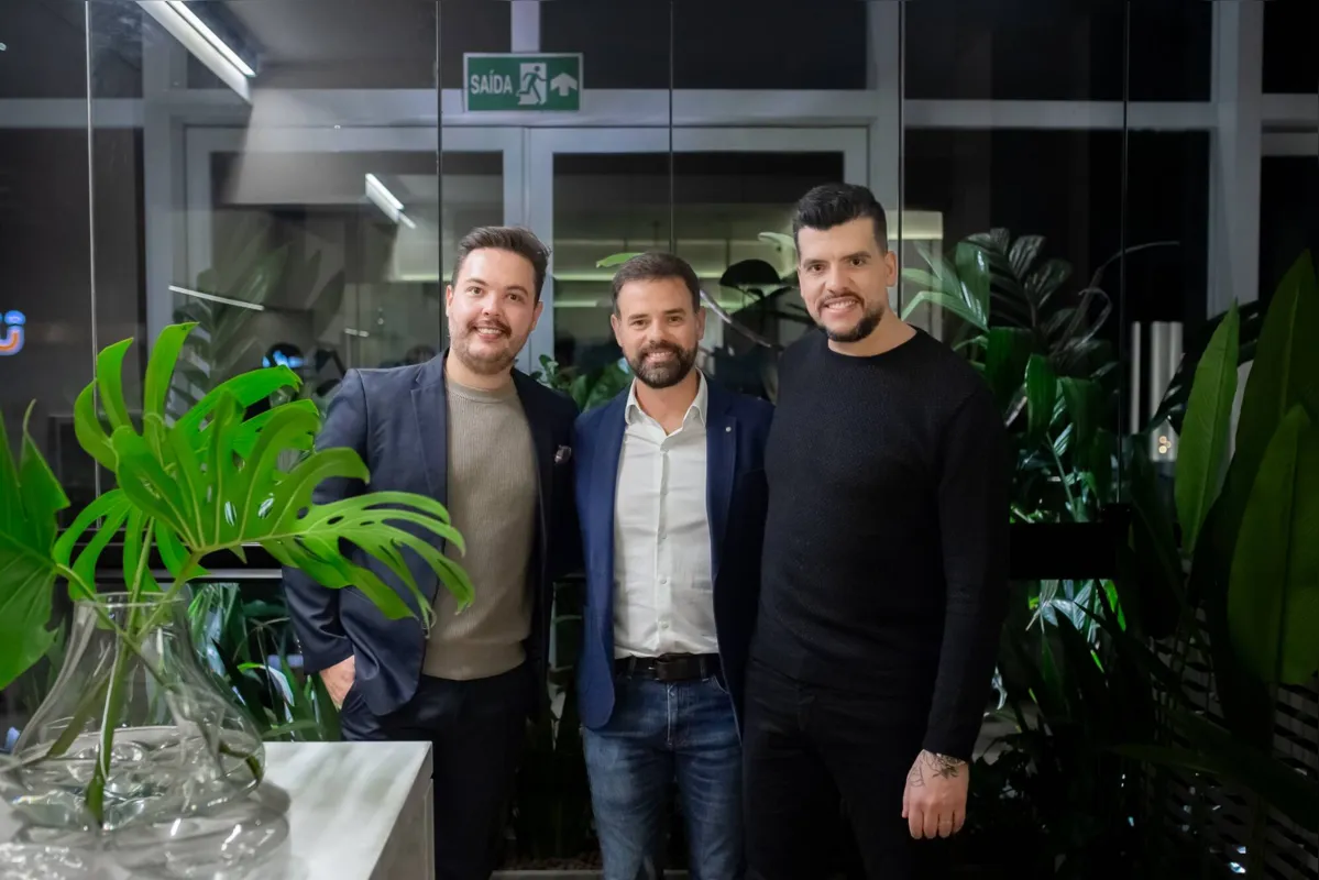 Breno Prestes entre o arquiteto Felipe Rossi, e Renato Gomes, da g1 Imob