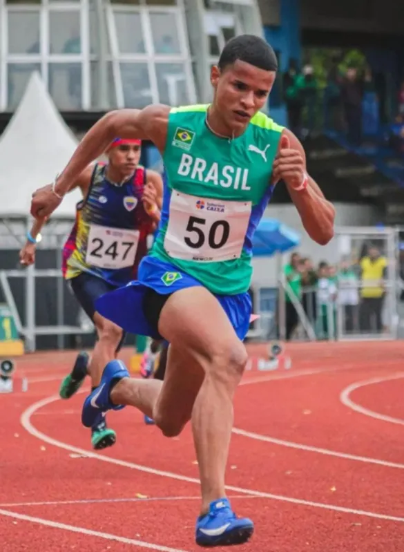 Juan dos Santos, do Colégio Estadual Vicente Rijo, é campeão sul-americano dos 400 metros com barreira