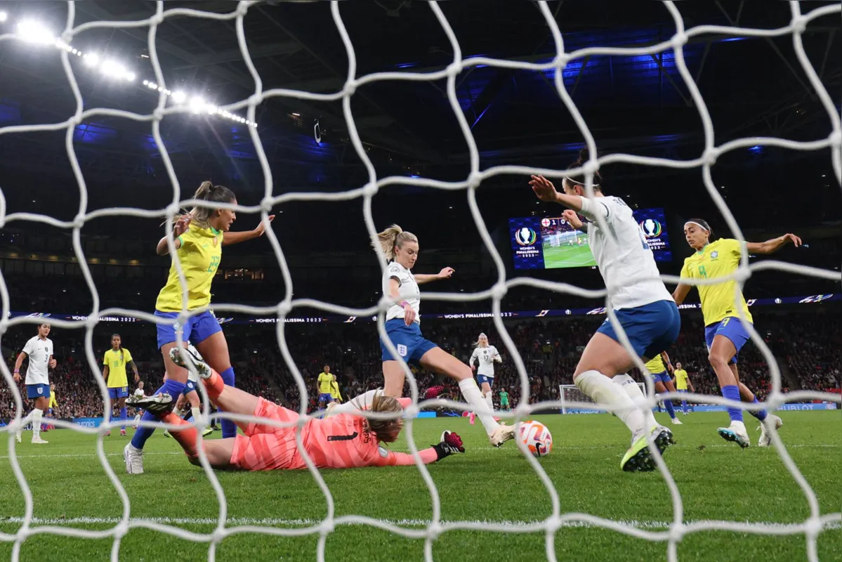 Andressa Alves (D) marca durante a "Finalissima"