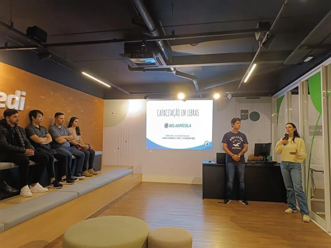 Colaboradores da Belagrícola durante treinamento para comunicação em Libras
