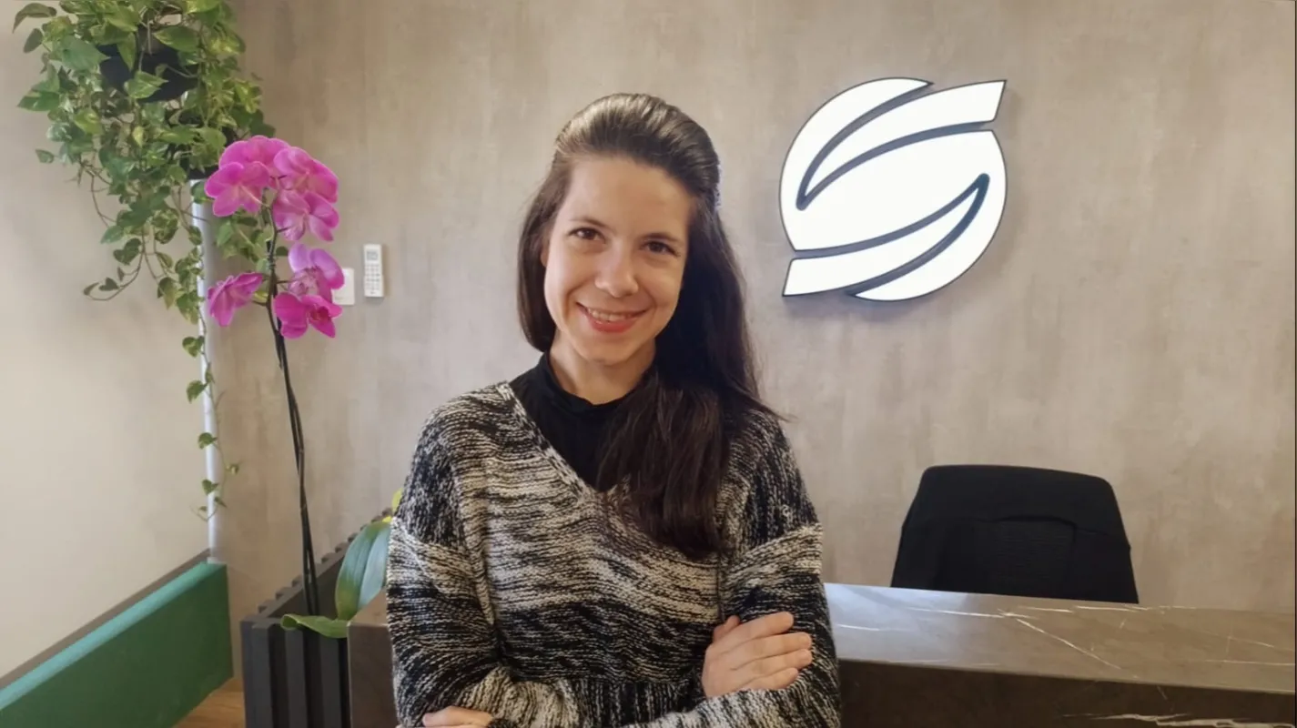 Carolina Corrêa, assistente de administração pessoal da Belagrícola: "Os meus dias estão mais felizes por ver mais colaboradores me cumprimentando em Libras"