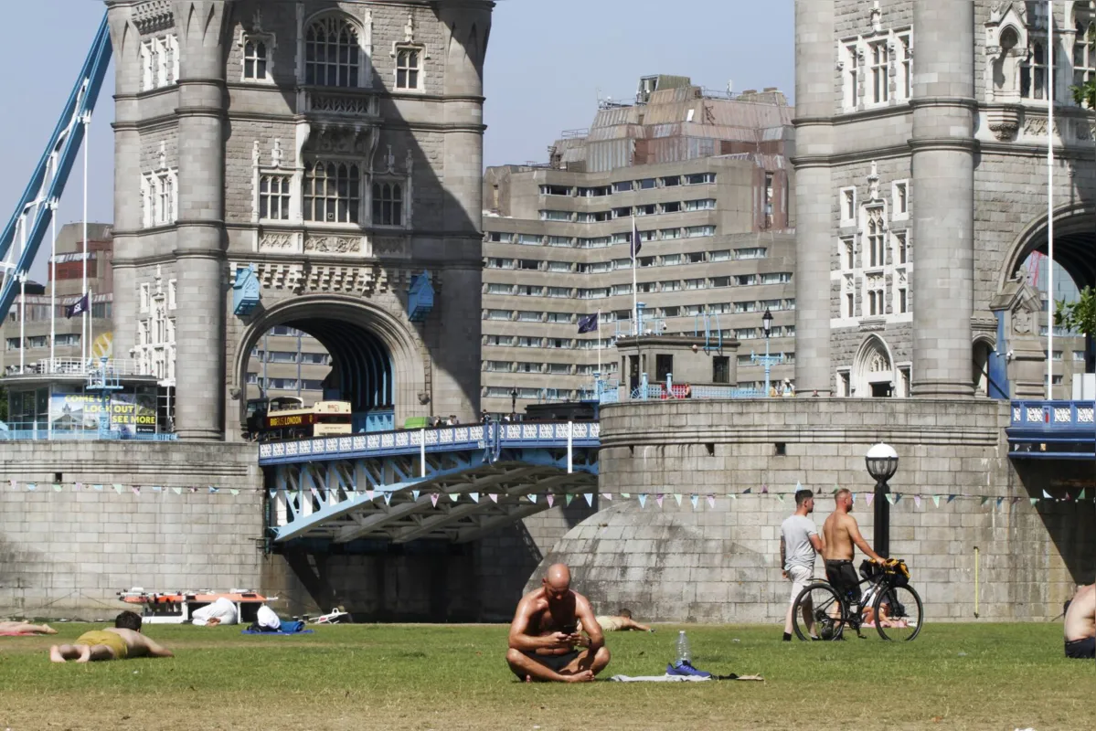 Londrinos tomam sol em parque. No ano passado, o Reino Unido registrou temperatura de 40ºC pela primeira vez na história