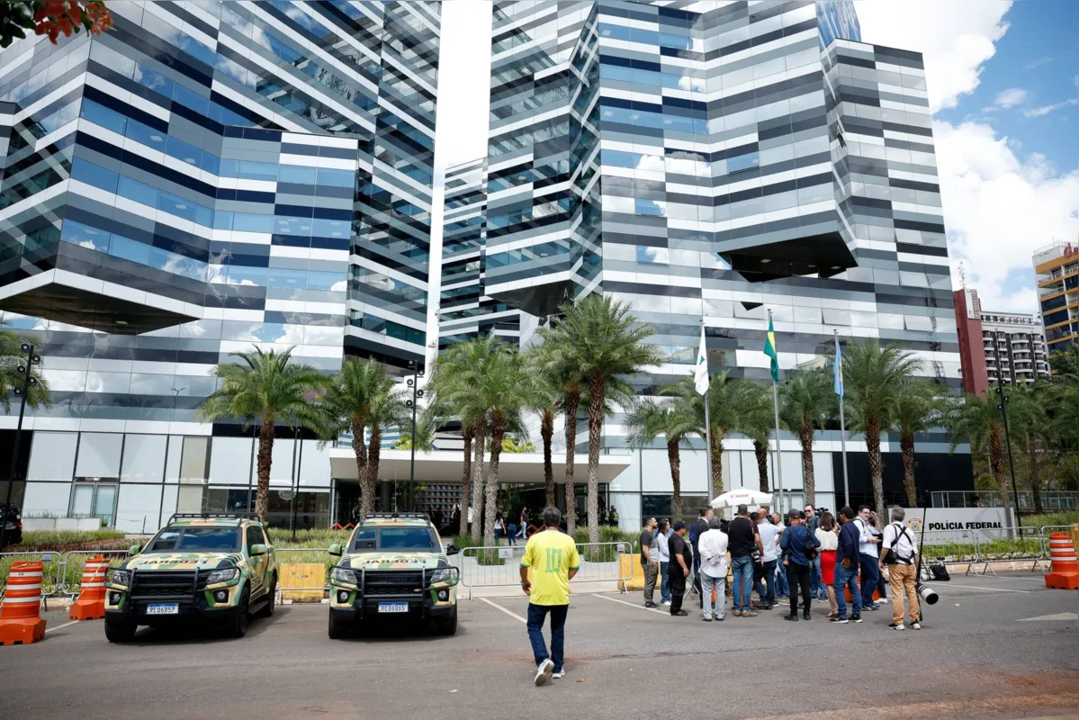 BRASÃLIA, DF, 05.04.2023 - POLÃCIA-FEDERAL: SeguranÃ§a em frente Ã  PF em BrasÃ­lia, onde o ex-presidente Jair Bolsonaro presta depoimento sobre o caso das joias sauditas. (Foto: Pedro Ladeira/Folhapress)