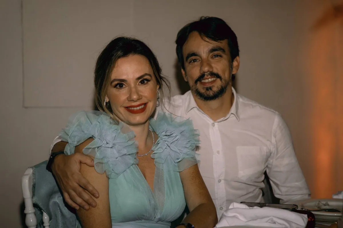 Carol Rodrigues Meda, que maquiou a noiva, na ocasião, e o marido, Dr. Lucas Meda