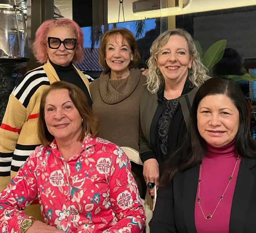 Leila Thanes, Silvia Pavan, Leliane Noivo (em pé), Sônia Swarça e Irene Petrus (sentadas)