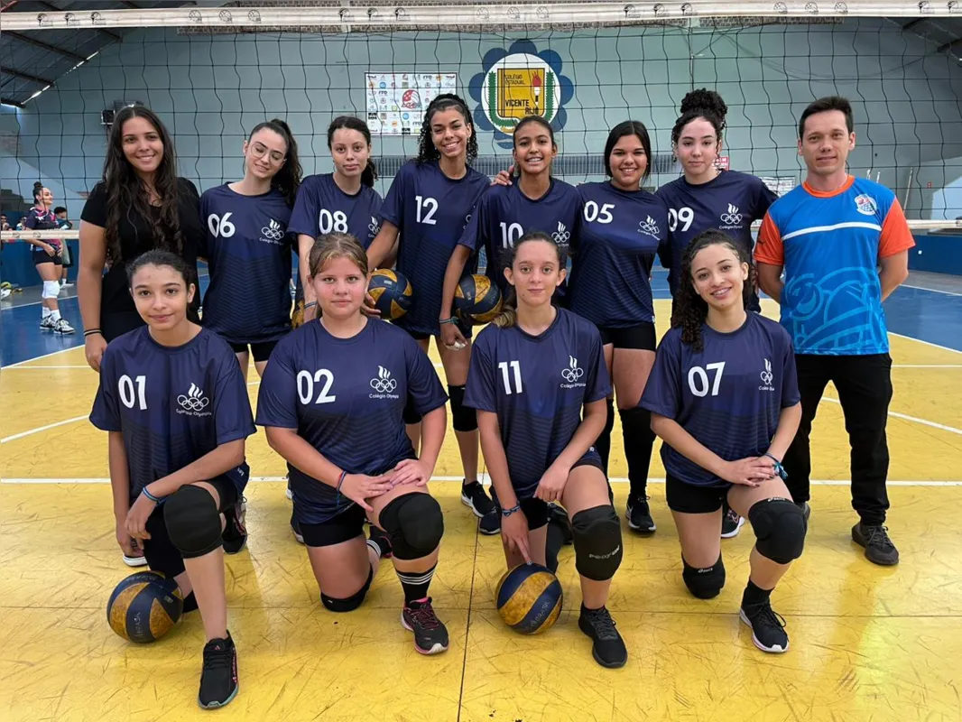 Professor Alessandro Mori com o time de vôlei, categoria sub-17 feminino, Colégio Olympia de M. Tormenta