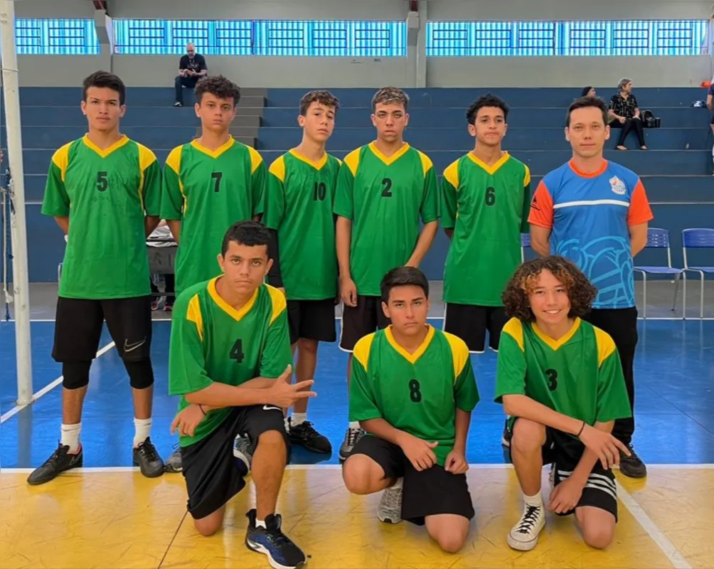 Professor Alessandro Mori com o time de vôlei, categoria sub-17 masculino, Colégio Olympia de M. Tormenta