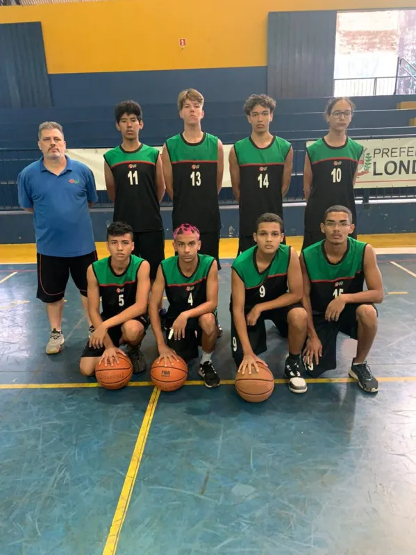 Professor Marival Junior com o time masculino B de basquete do ColégioPadre Wistremundo R.P Garcia