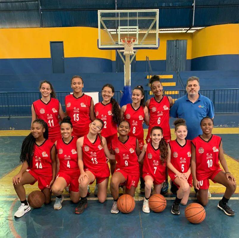 Professor Marival Junior com o time de basquete feminino B do Colégio Padre Wistremundo R.P Garcia