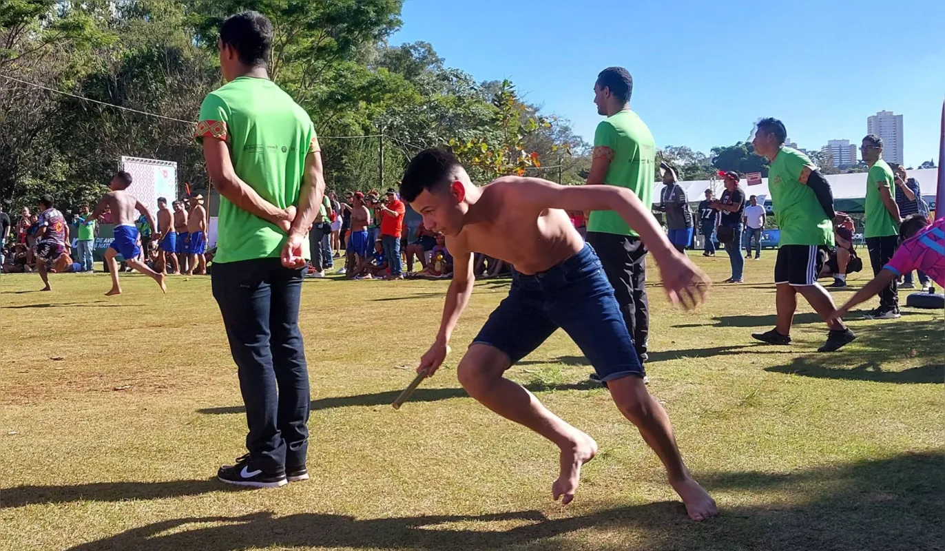 Indígenas na corrida  de maracá: uma tradição que passa de geração em geração