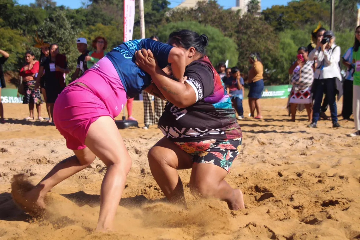 Mulheres caingangues e  guaranis competindo nas lutas corporais