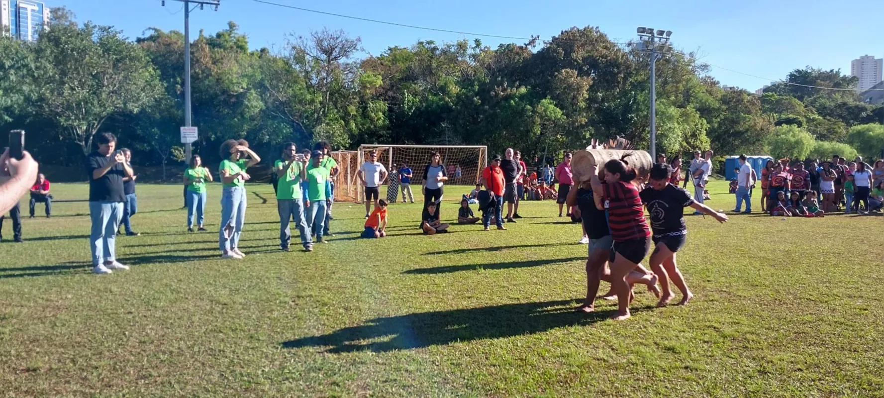 Mulheres caingangues e guaranis também competiram em várias modalidades, como o carregamento de toras