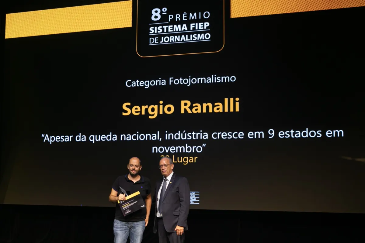 Sergio Ranalli, vencedor do 2° e 3° lugar na categoria Fotojornalismo; e o presidente do Sistema Fiep, Carlos Valter Martins