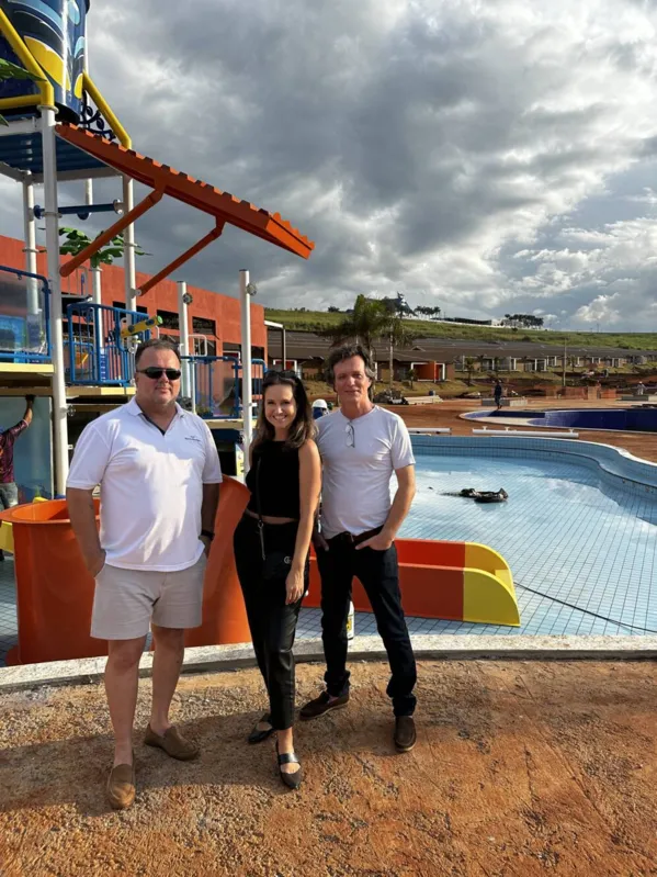 Juliana entre os empresários Rodrigo e Patrick Ferro, do Grupo SM, em visita às obras, no Morro dos Anjos Resort