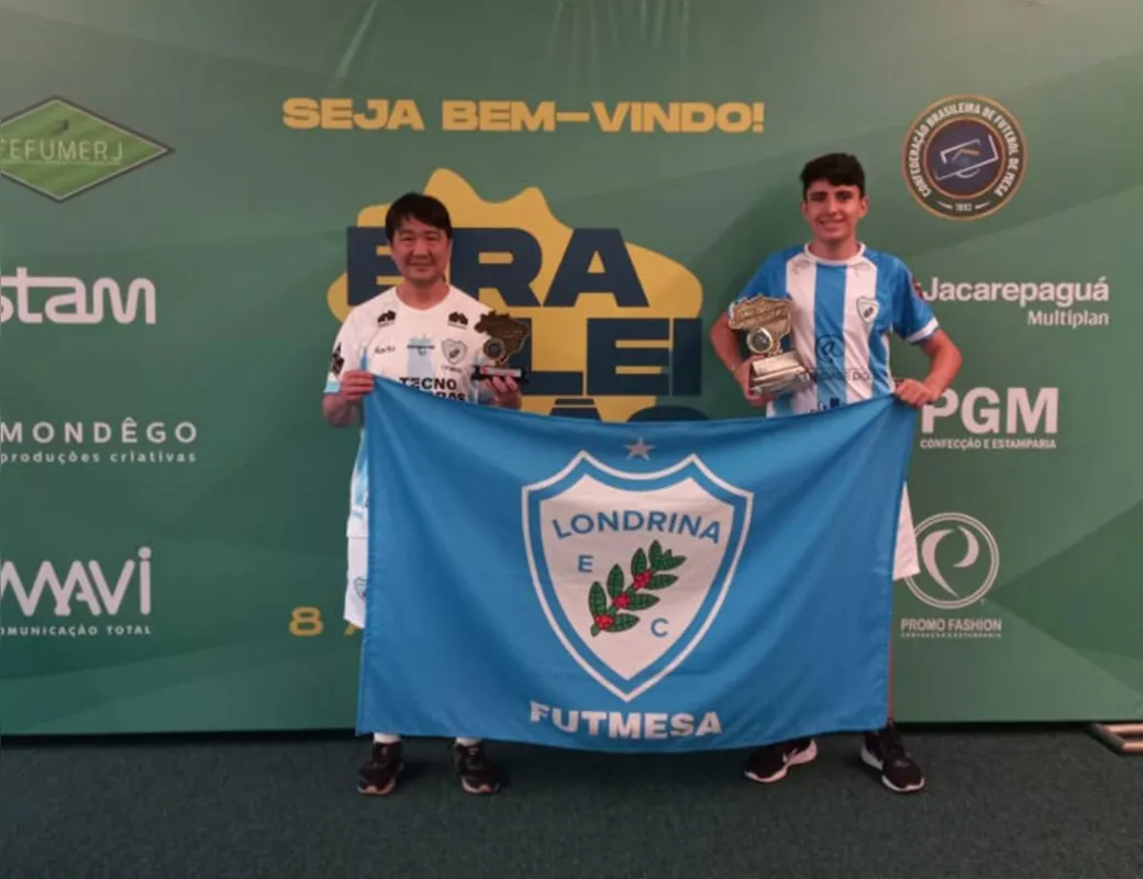 Rony Suzuki e João Antônio com suas taças de campeões Brasileiros